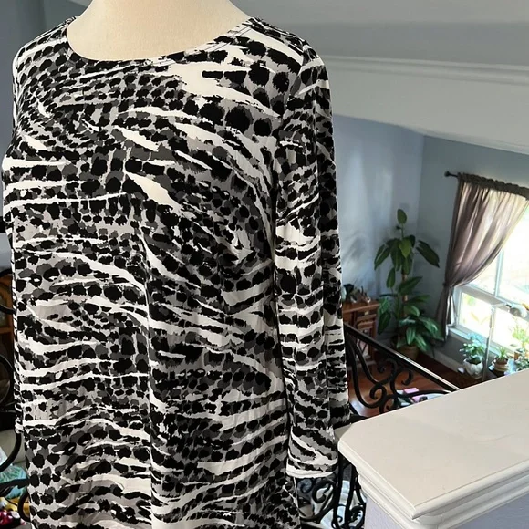 Black & White Abstract Top or Cover-Up - Picture 2 of 8